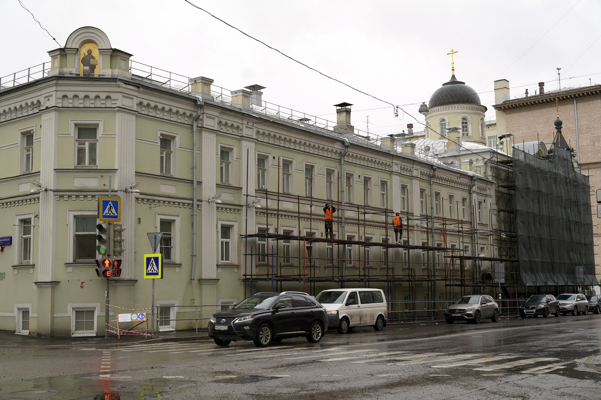 Возобновились работы по реставрации фасадов Московского подворья Возобновились работы по реставрации фасадов Московского подворья